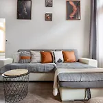Fr34J Brendon Designer Studio Apt