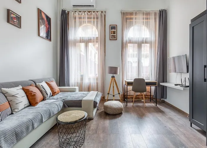 Fr34J Brendon Designer Studio Apt