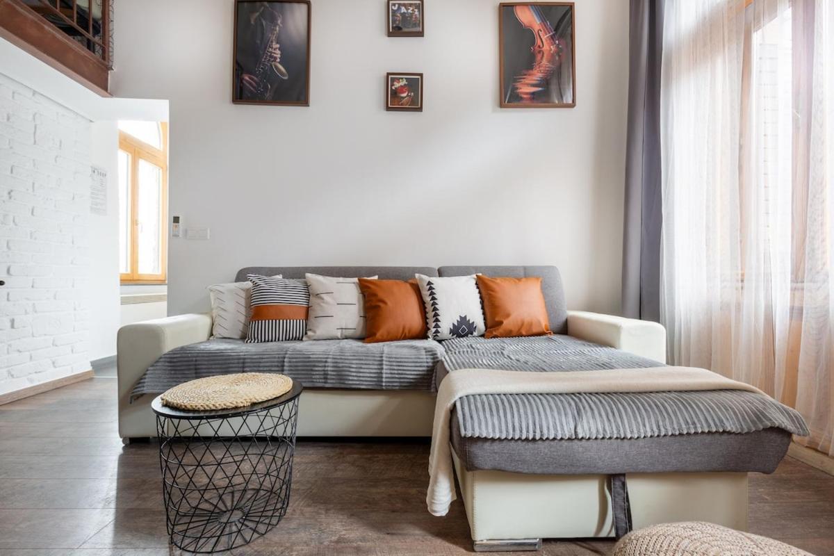 Fr34j Brendon Designer Apartment
